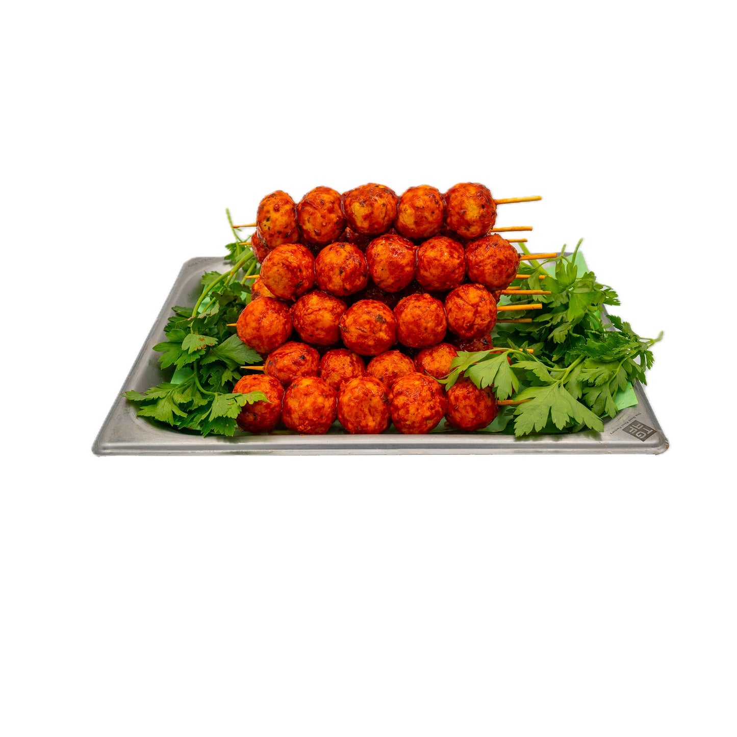 Plateau de brochettes de boulettes de poulet au paprika avec garniture de persil frais