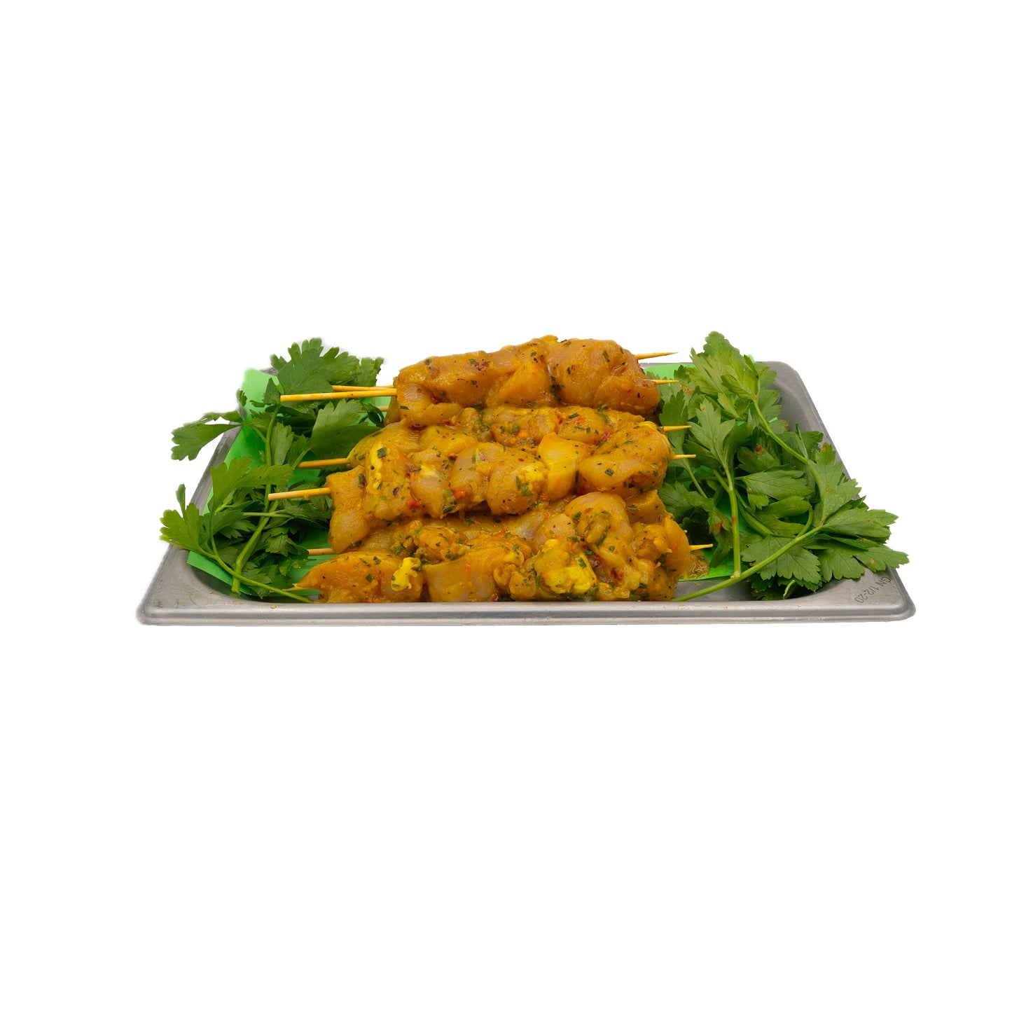 Plateau de brochettes de poulet à l'indienne mystique avec garniture de persil frais