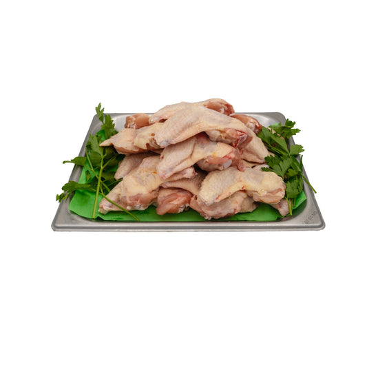 Plateau d'ailes de poulet crues avec garniture de persil frais