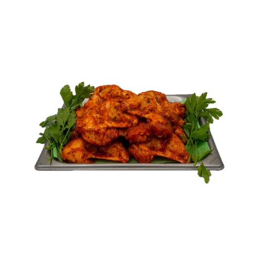 Plateau d'ailes de poulet marinées avec garniture de persil frais