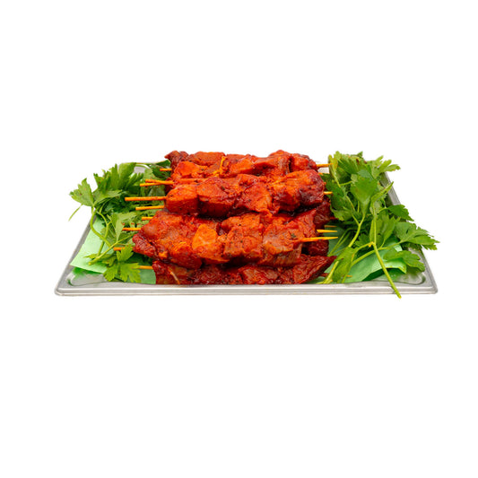 Plateau de brochettes de bœuf vénitiennes avec garniture de persil frais