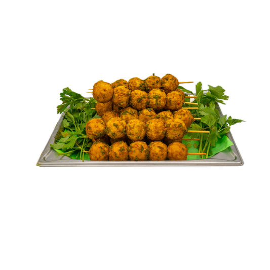 Plateau de brochettes de boulettes de poulet au curry avec garniture de persil frais