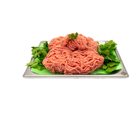 Viande hachée de veau halal, fraîchement préparée et présentée avec des herbes – Boucherie Al-Itihad